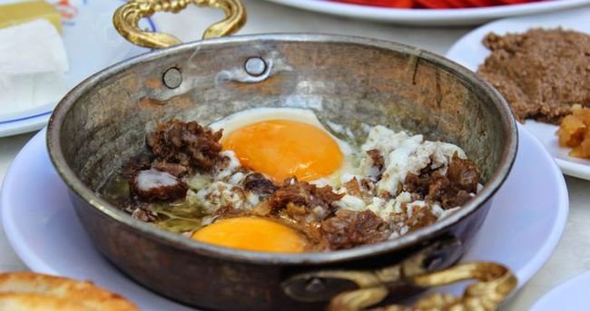 Kavurmalı Yumurta / Яйцо с мясом