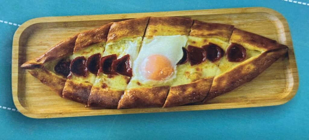 Pide Kaşarlı Sucuklu Yumurtalı / Пиде суджуком и с яйцо