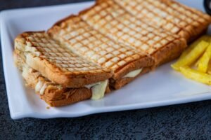 Tost Sucuklu Kaşarlı / Тост с суджуком и сыром