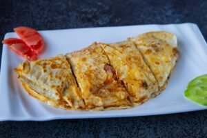 Salam ve Domatesli Omlet / Омлет с колбасой и с и с помидорами
